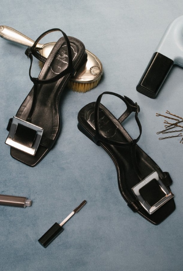 روجر فيفييه باريس يقدم صنادل مميزة