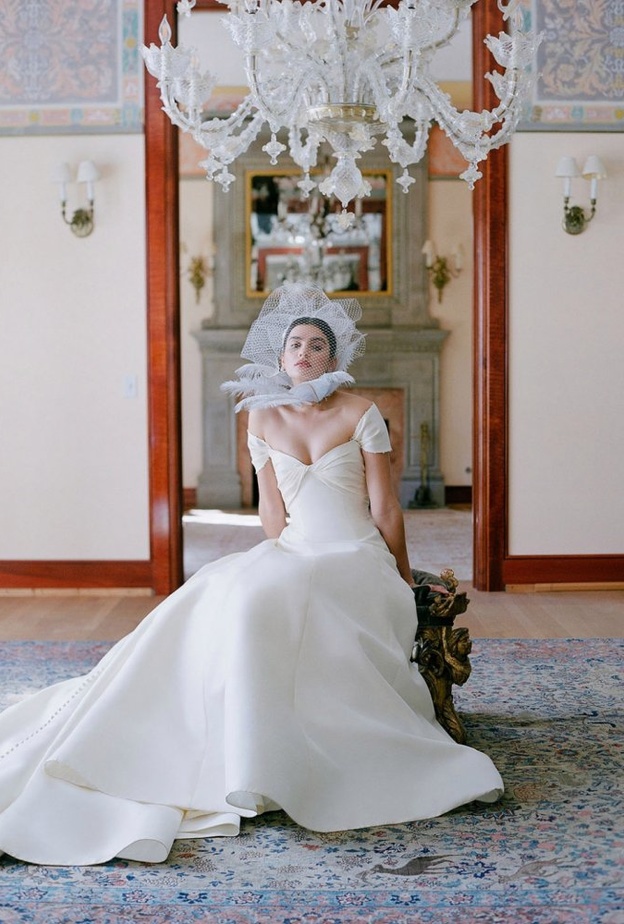 فستان زفاف بأكمام منسدلة من anne barge