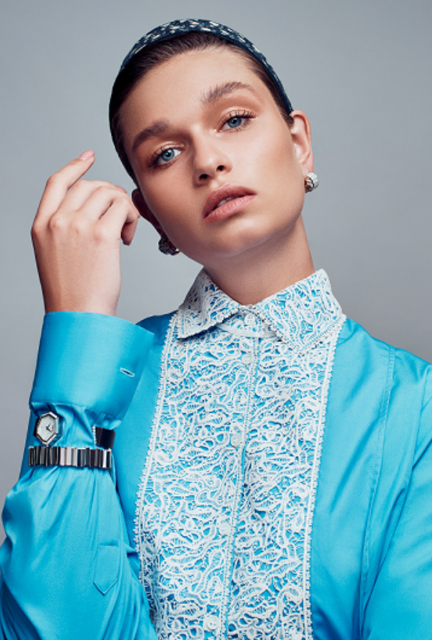 أقراط وسوار "جيم ديور" GEM DIOR من الذهب الأبيض والوردي والألماس. ساعة "جيم ديور" GEM DIOR من الفولاذ و بميناء من عرق اللؤلؤ الأسود مع سوار أسود من جلد التمساح. جميعها من دار "ديور" Dior للساعات والمجوهرات الفاخرة.