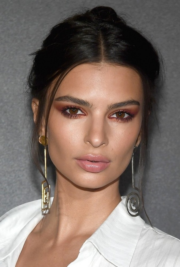 اطلالات مكياج معدني من النجمات العالميات يناسب افطارات رمضان 2021