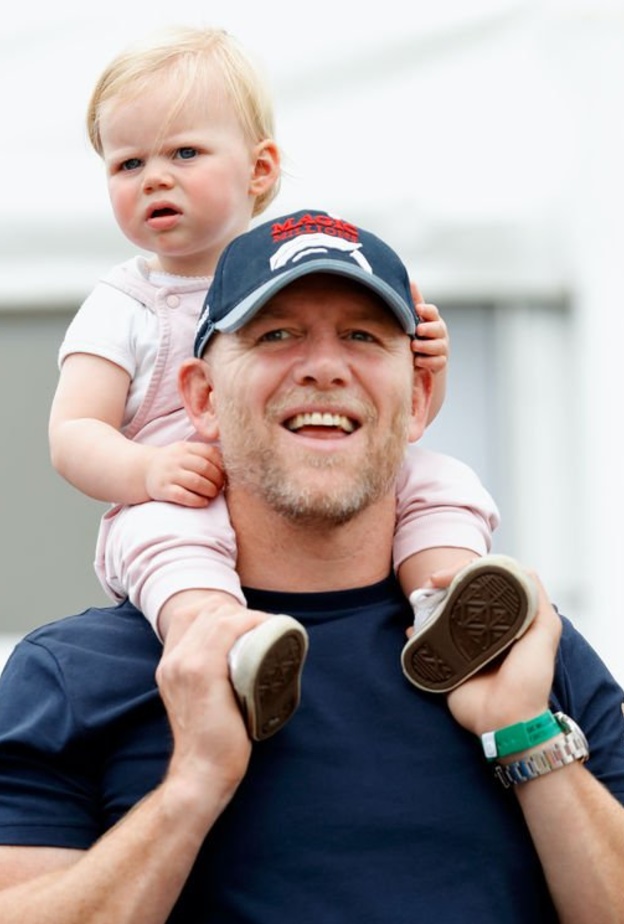 مايك تيندال يتولى مهام الاعتناء بطلفه لوكاس