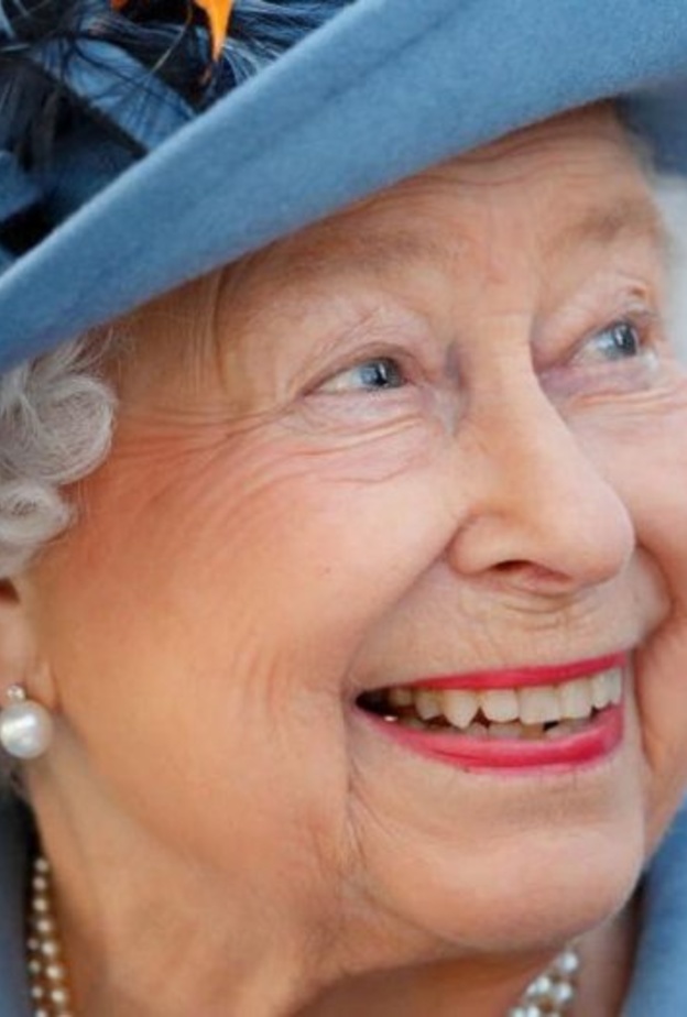  الملكة توقع رسائل الشكر بنفسها