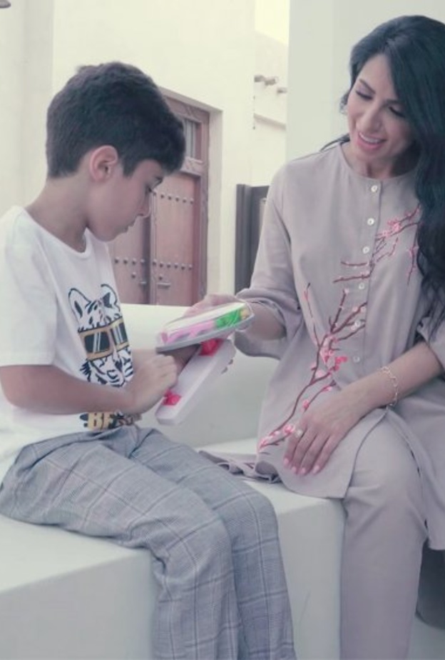 الإطلالة الأولى بفستان راقي مثالي للإطلالات الرمضانية