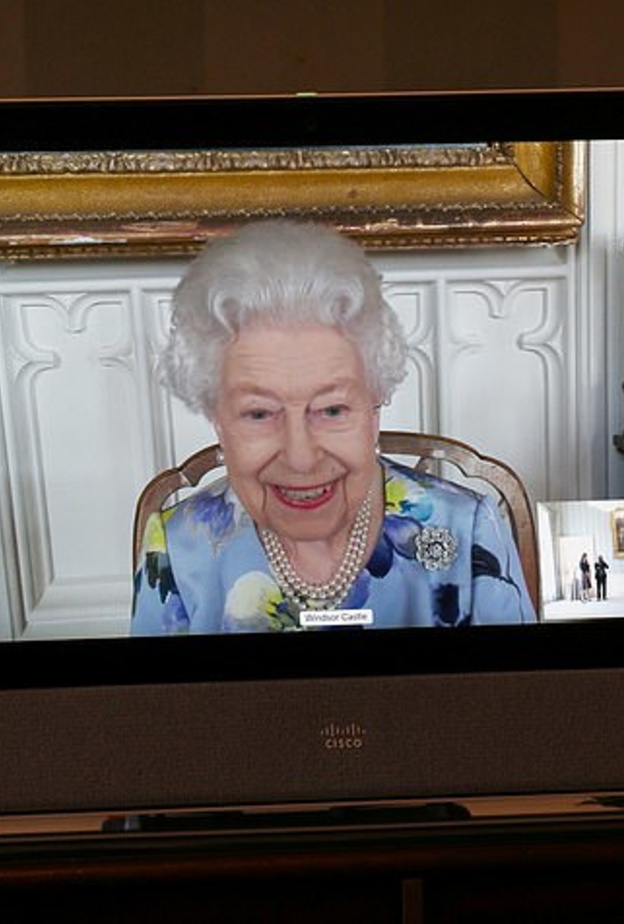 ملكة بريطانيا تظهر ببروش أهداه لها زوجها الراحل 