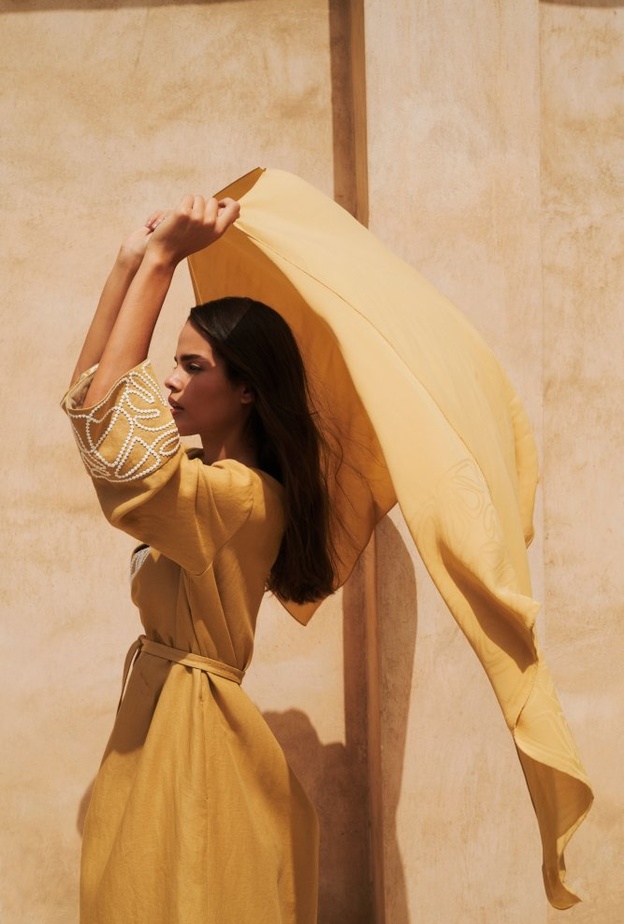 Loro Piana تقدم مجموعة الشيلات الحصرية بدولة الإمارات العربية المتحدة 