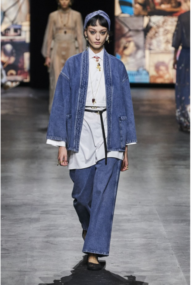 نسّقت ديور البنطلون الواسع القميص الطويل والجاكيت الدنيم