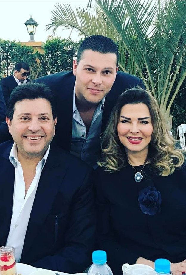 هاني شاكر مع زوجته وابنهما الوحيد