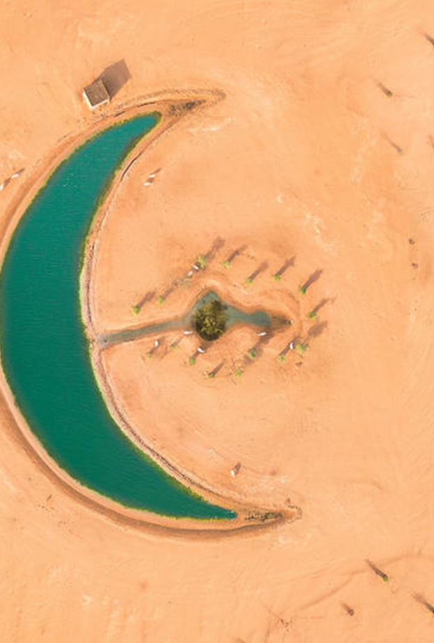 البحيرة الهلال في صحراء دبي تخطف الأضواء