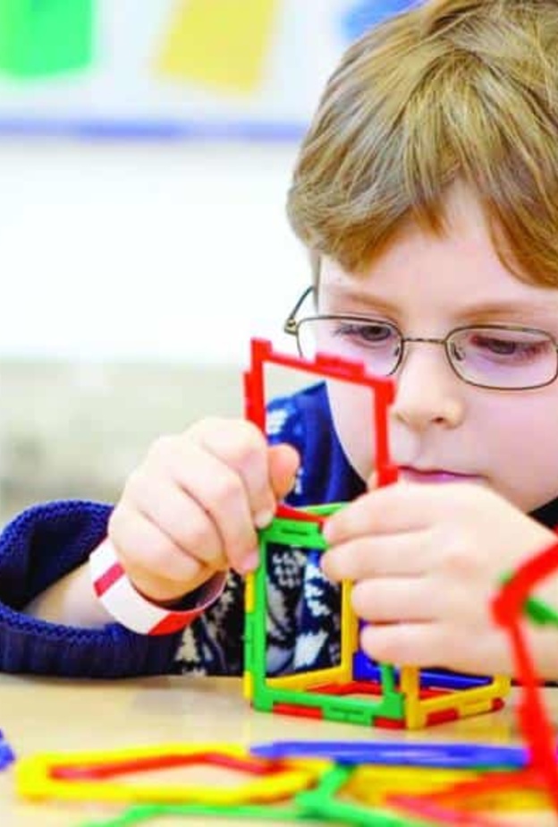 لماذا يصاب الذكور بالتوحد أكثر من الإناث