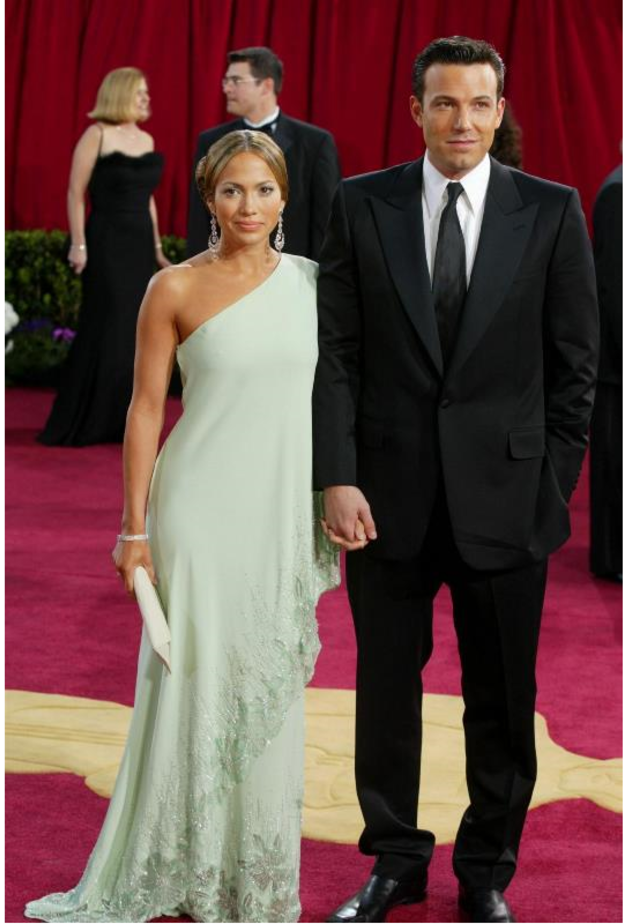 خطفت جي لو الأنظار في حفل الأوسكار عام 2003 بفستان فالينتينو