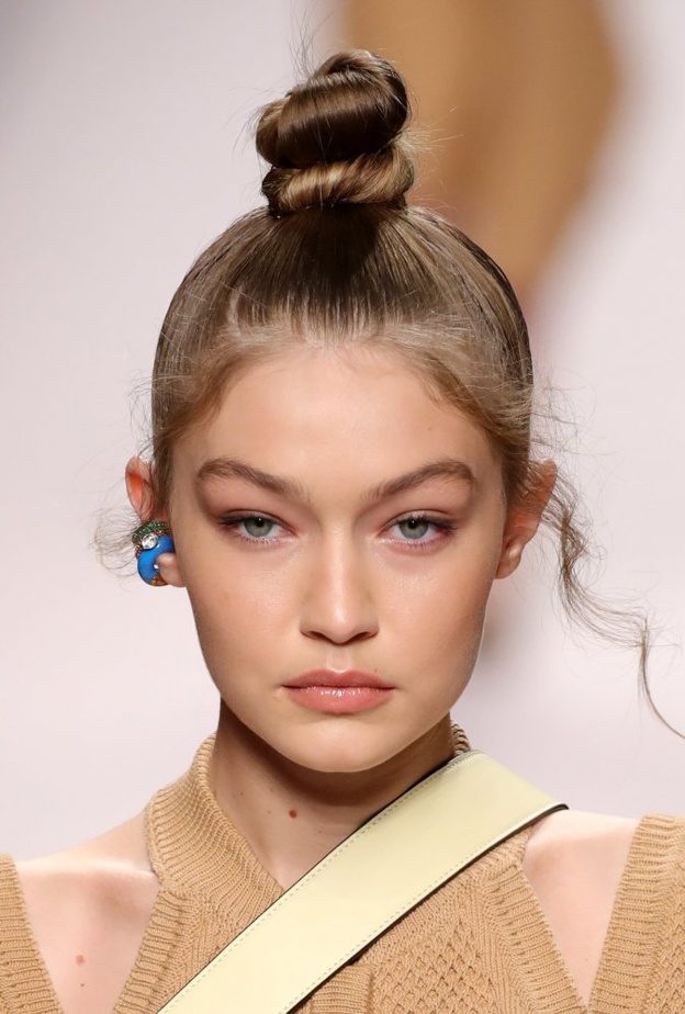  تسريحات شعر صيفية سهلة للسفر مع الكعكة العالية من وحي اطلالات Gigi Hadid