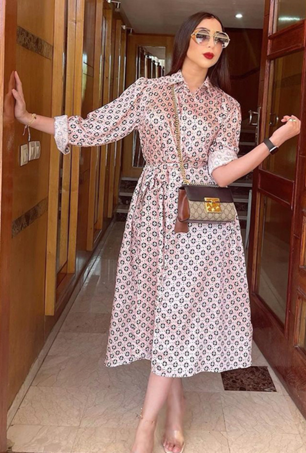 احدث اطلالات دنيا بطمة بفستان منقوش وواسع لاطلالات رمضان 2021