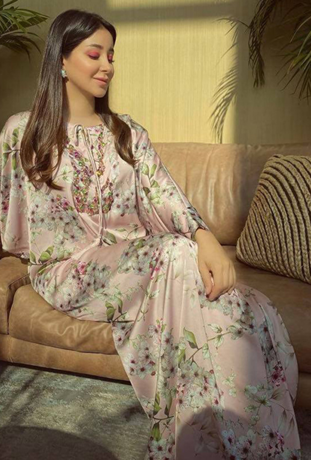 اجمل اطلالات اسيل عمران بموضة القفطان الحريري المطبع بالورود