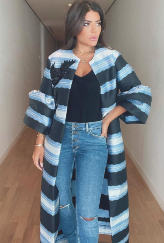  تألقت العنود البدر بالعباية الأنيقة من تصميم مرمر حليم مع البنطلون الدنيم الممزق