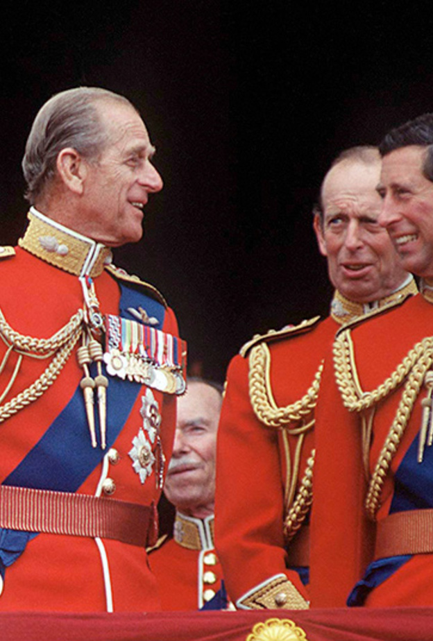 الأمير تشارلز ينشر صورة من الطفولة تجمعه بوالده الراحل