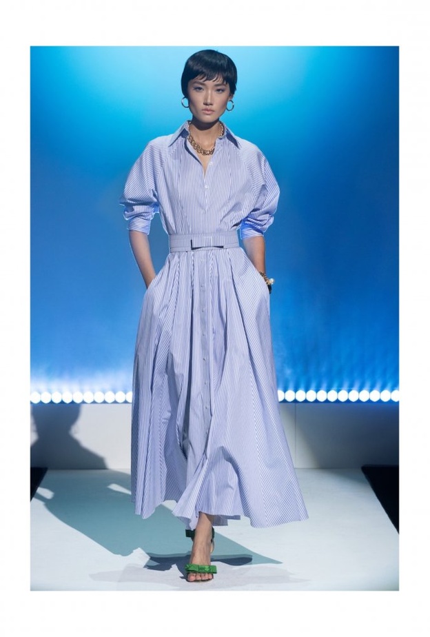 الأبيض الراقي بالبدلة الأنيقة مع القميص بتصميم من Alberta Ferretti 