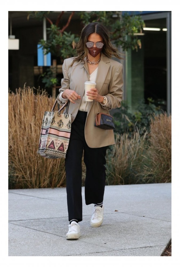 افكار تنسيق اطلالات صباحية شبابية وكاجوال على طريقة جيسيكا البا