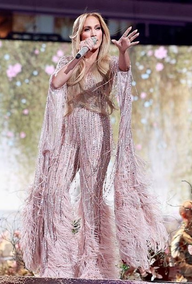 إطلالة جينيفر لوبيز على المسرح من توقيع زهير مراد من مجموعته لربيع وصيف 2021