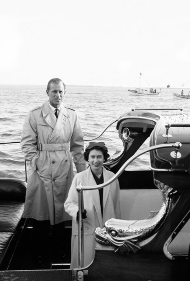 لقطة نادرة تجمع الملكة إليزابيث الثانية بزوجها الراحل قبل عيد زواجهما الـ 10