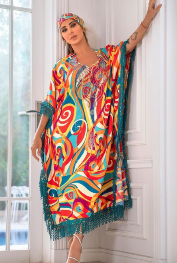 إختارت القفطان الملوّن والمزيّن بالشراريب باللون الأخضر