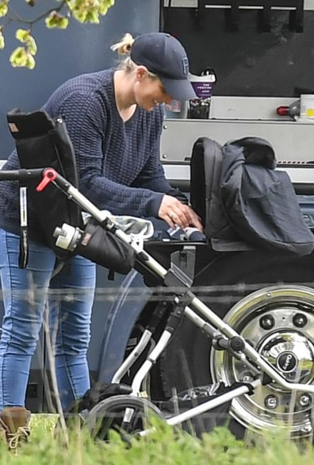 زارا تيندال شجعت حصانها المشارك في السباق