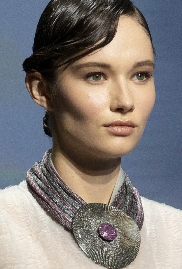 تسريحات شعر مبلل بأسلوب عصري وأنيق من دار Giorgio Armani