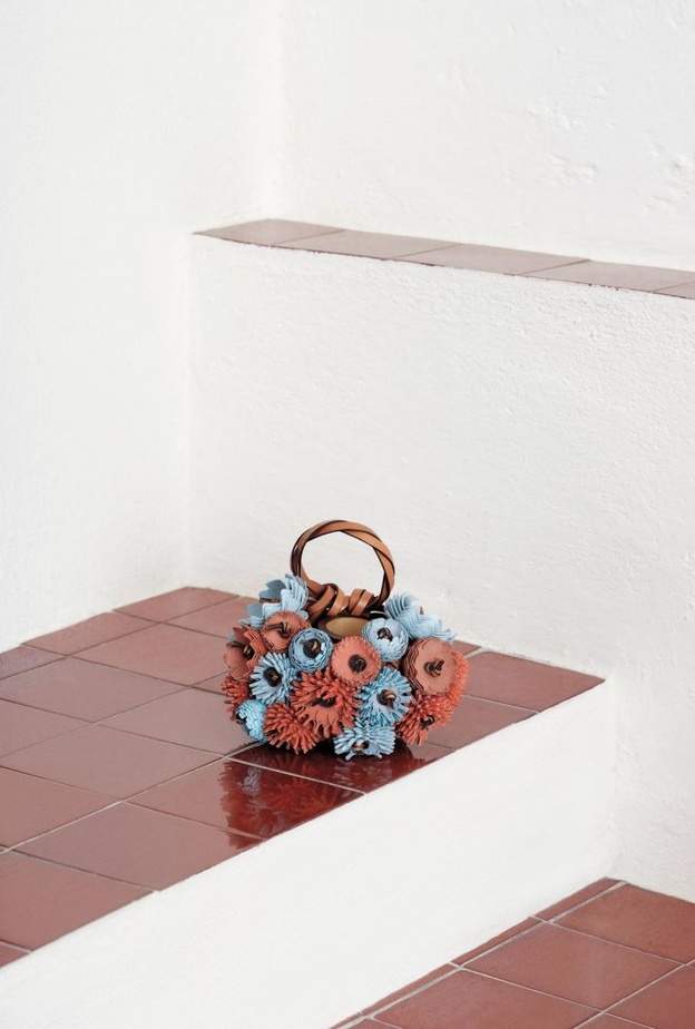 تشكيلة ويڤز من Loewe بالتعاون مع دار سوثزبيز