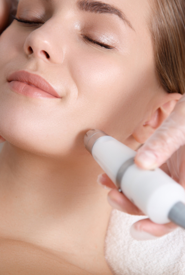 عملية شد الجلد بالليزر هي طريقة غير جراحية وطفيفة التوغل لشد الوجه