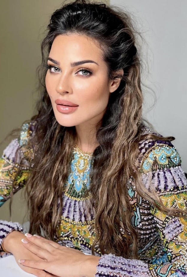أحدث إطلالات نادين نسيب نجيم بطلة مسلسل 2020 الجمالية الأنثوية
