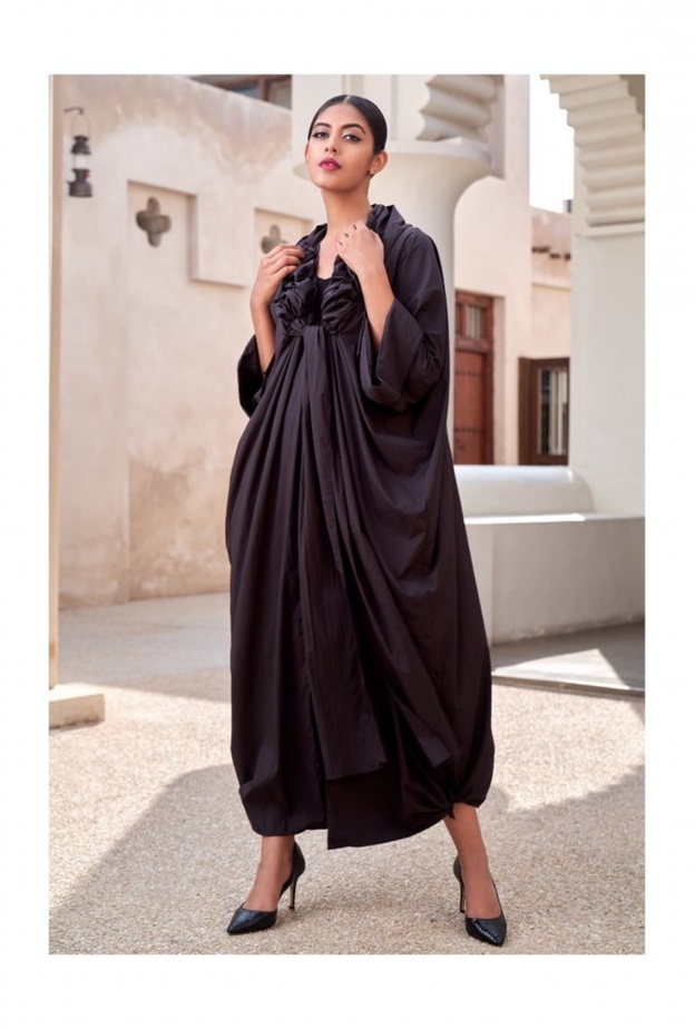 عباية سوداء شبابية مع الجيوب الكبيرة والمطرزة من تصميم  AMBER FEROZ