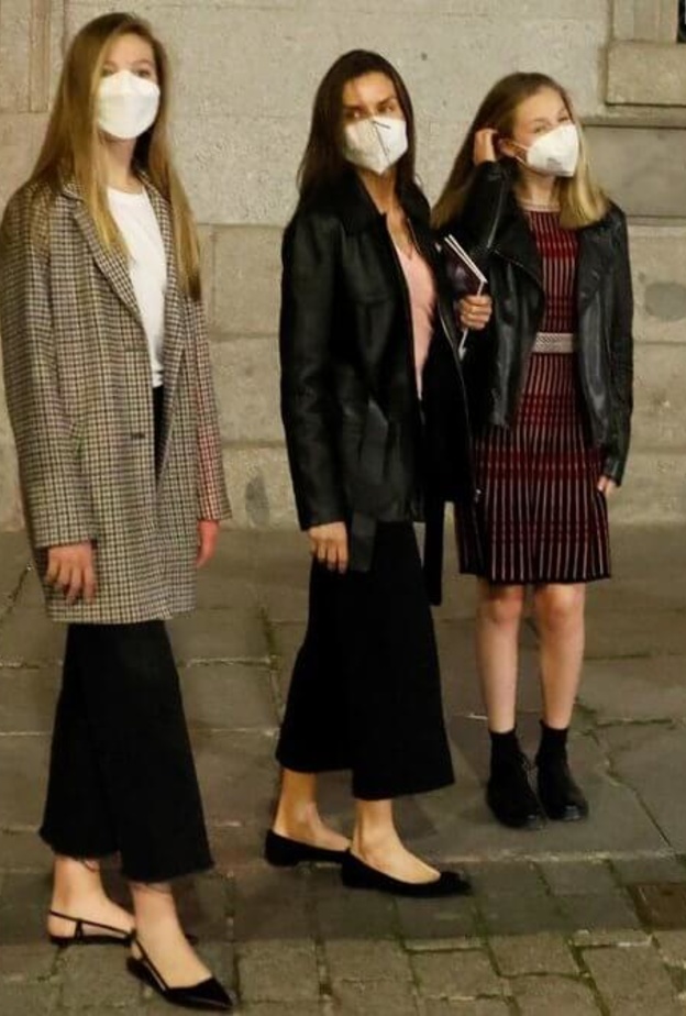 العائلة المالكة الإسبانية تشاهد عرض فني جديد في مسرح تياترو ريال