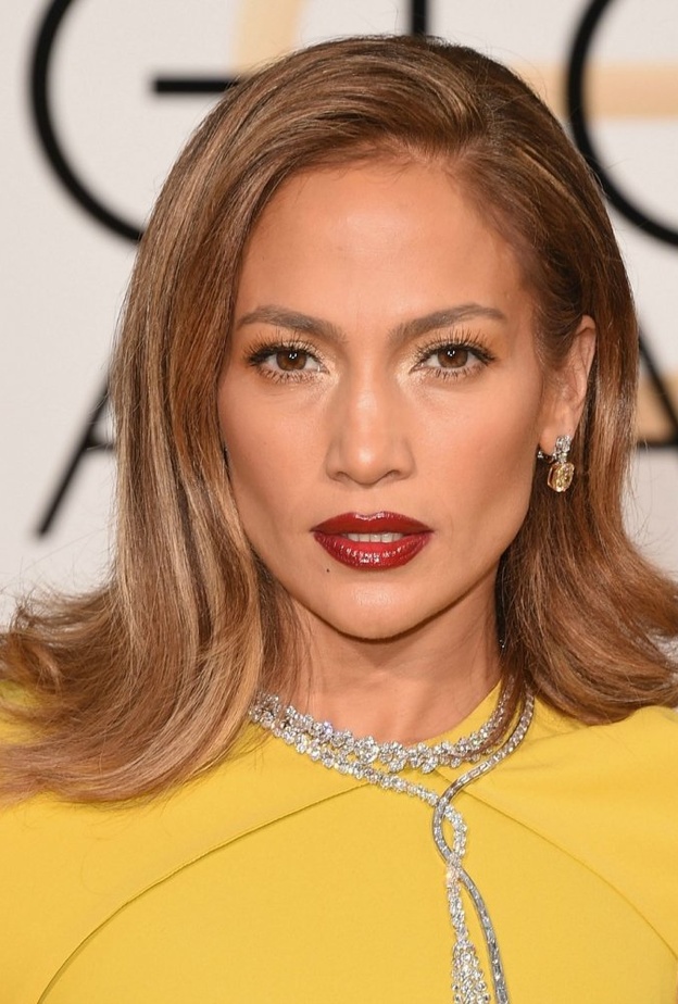 طريقة عمل مكياج عصري ناعم مع احمر الشفاه القوي Jennifer Lopez بأسلوب