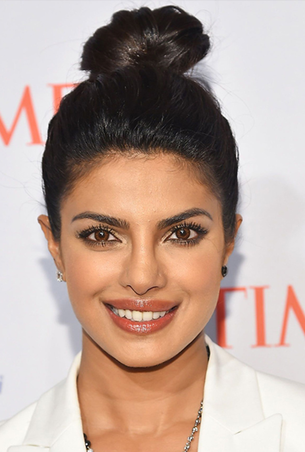 تسريحات شعر عصرية للصبايا مع الكعكة بأسلوب اطلالات بريانكا شوبرا