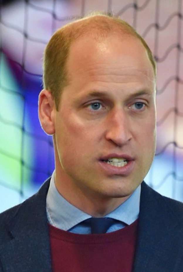  الأمير وليام يزور مركز تابع لناديه المفضل بإطلالة تحمل الألوان النادي