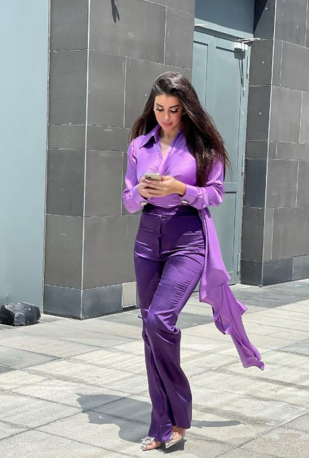 تألقت بالتوب الضيقة مع القماش المنسدل عند الطرف نسّقت معها البنطلون