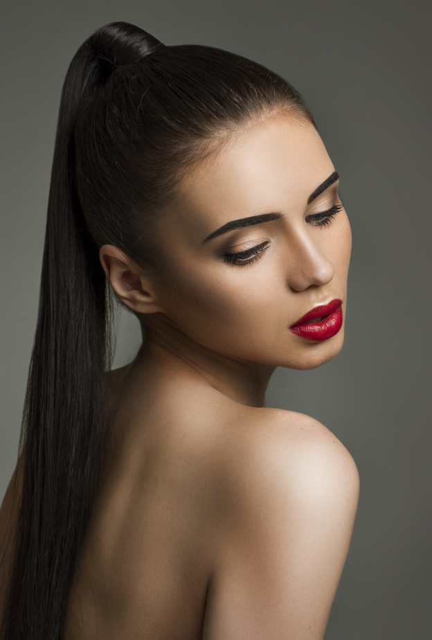 تسريحة الشعر المرفوع المنسدل