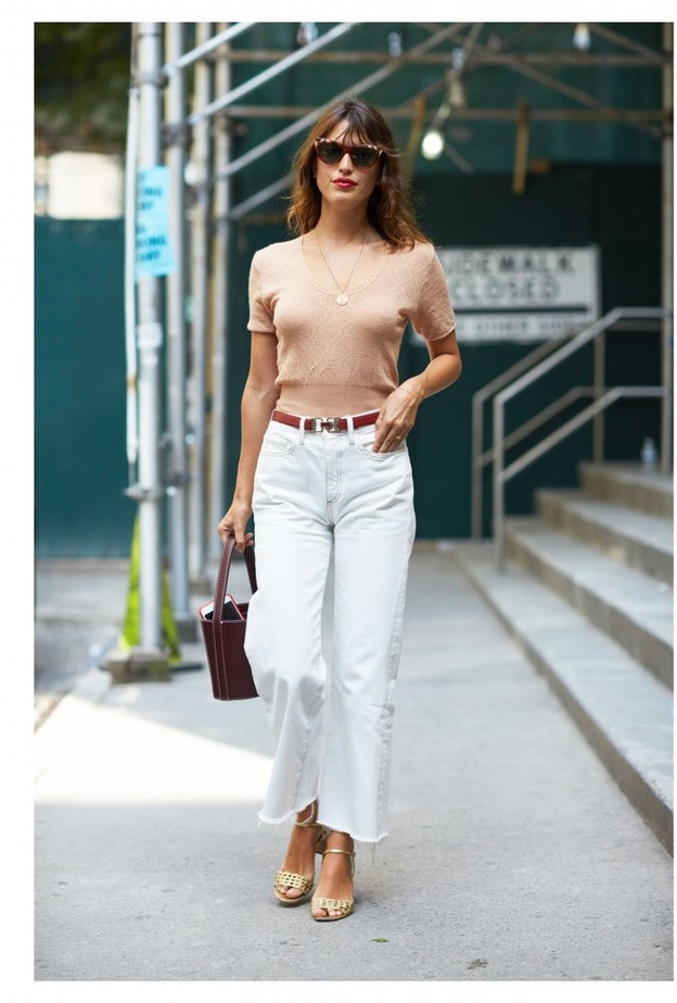 طرق تنسيق الجينز الابيض باسلوب عصري لمختلف المشاوير هذا الموسم