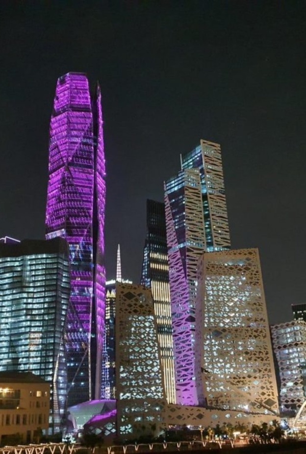  برج مركز الملك عبدالله المالي كافد يتفاعل مع اعتماد اللون البنفسجي في مراسم الاستقبال