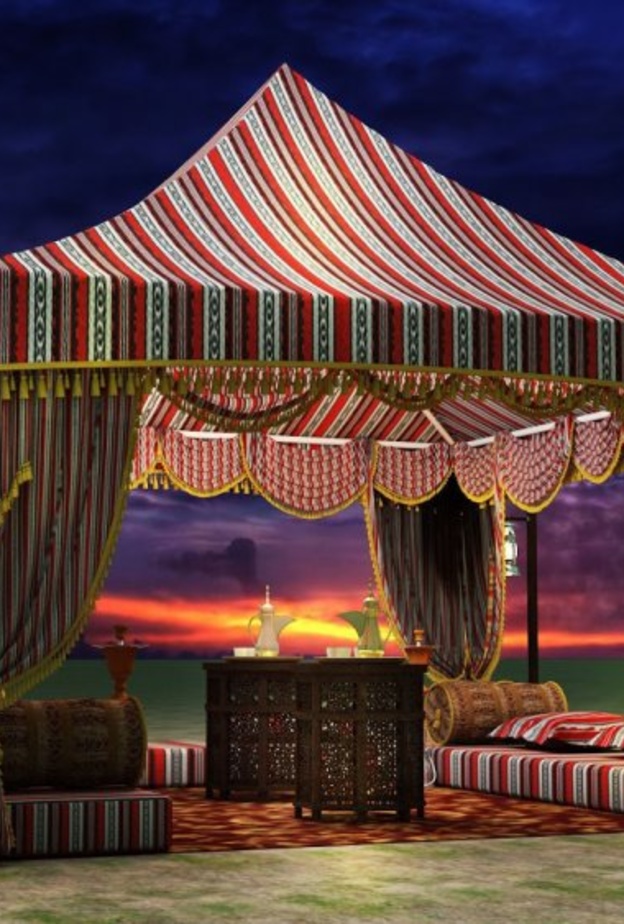 خيمة صغيرة في حديقة المنزل للاستمتاع بأجواء رمضان