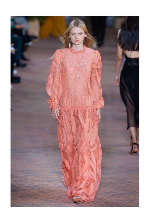 فستان باللون المشمشي مزيّن بتخريمات ناعمة من تصميم Alberta Ferretti 