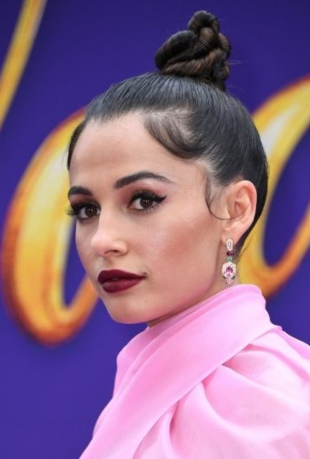 الشعر المثبت مع الآيلاينر الأسود والروج الماروني 2021