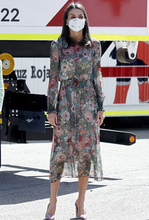 صور احدث اطلالات ليتيزيا ملكة إسبانيا بفستان جريء مطبع بالورود