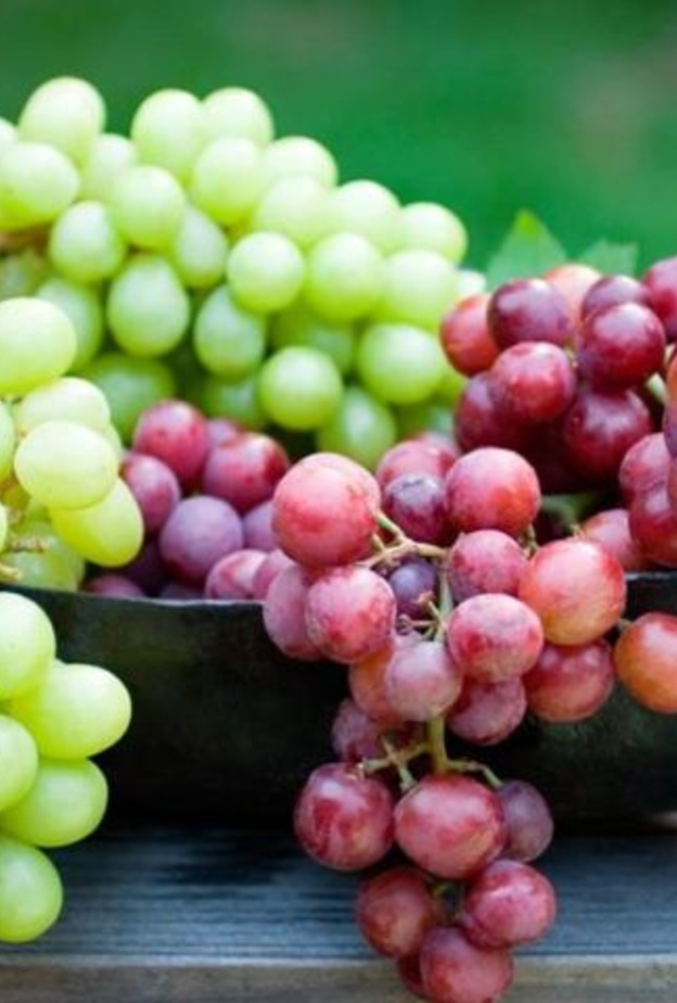  كيف يحمي العنب الجلد من أضرار الشمس