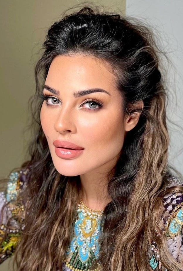 خطوات مكياج ناعم مستوحى من أحدث اطلالة لـ نادين نجيم 2021