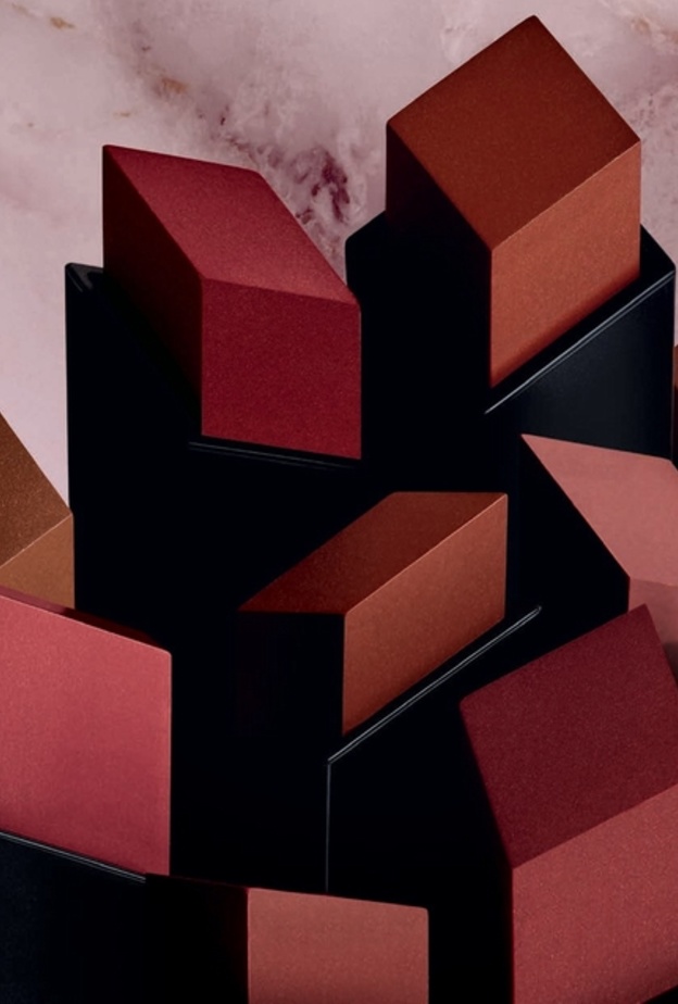 إطلالة متوهّجة مع أحمر الشفاه THE SLIM GLOW MATTE