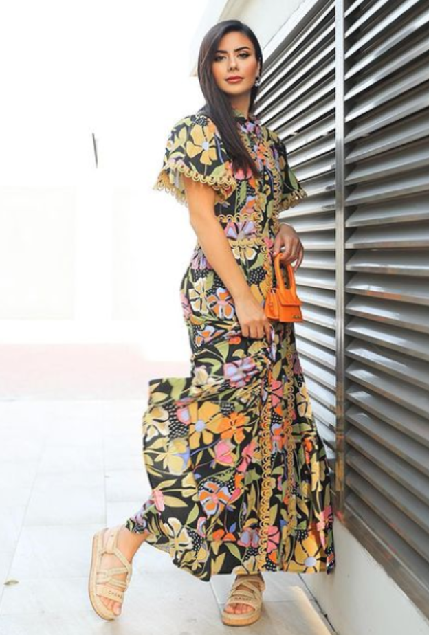 ديما الأسدي إعتمدت الفستان المنقوش ونسّقته بأسلوب شبابي وعصريّ