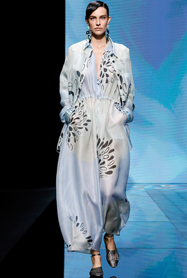 اطلالات صيفية ناعمة بلمسة ايطالية لعيد الفطر 2021 من Giorgio Armani