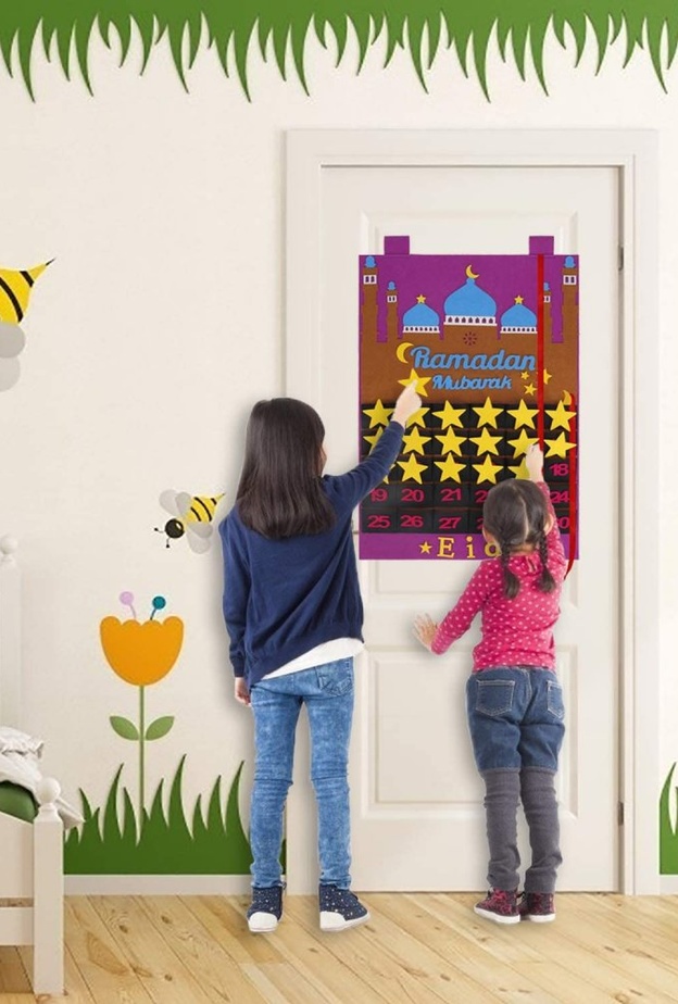 روزنامة تعلق على جدران غرف الأطفال لشهر رمضان