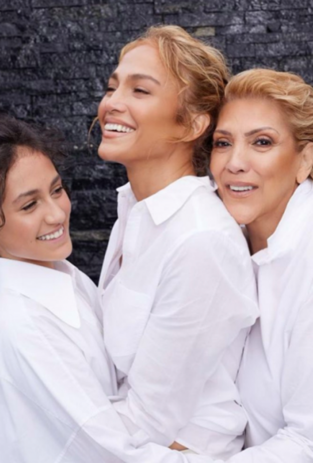 أطلت جينيفر لوبيز بصورة عائلية جمعتها بوالدتها وإبنتها تألقت فيها بموضة القميص الأبيض