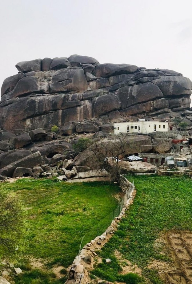 جبل شدا الأسفل يقع في جنوب غرب المملكة العربية السعودية - المصدر m_dakhilallah